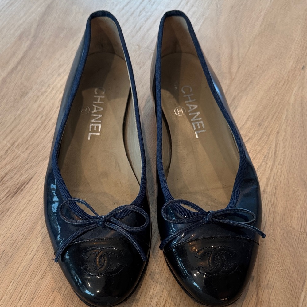 CHANEL Navy Blue patent leather Ballet Flats